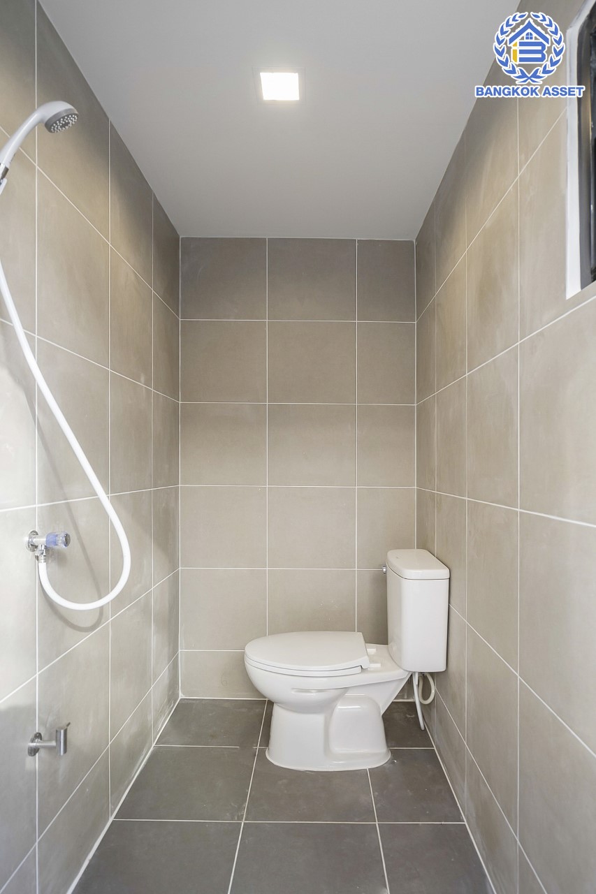 คฤหาสน์มือสองตกแต่งใหม่ โครงการ อักษรา พุทธมณฑลสาย3-บรมราชชนนี ตกแต่งหรูหรา เนื้อที่ 147 ตร.ว. พื้นที่ใช้สอยมากถึง 455 ตร.ม.!! ฟังก์ชันจัดเต็ม 4 ห้องนอนขนาดใหญ่ 5 ห้องน้ำ 1 ห้องแม่บ้าน จอดรถได้ 2 คัน พร้อมพื้นที่สนามหญ้าด้านข้างกว้างถึง 240 ตร.ม. บนทำเลเชื่อมต่อหลายเส้นทาง ใกล้เซ็นทรัลศาลายา, ม.มหิดล ทางคู่ขนานลอยฟ้าบรมราชชนนี และรายล้อมด้วยสิ่งอำนวยความสะดวกครบ!